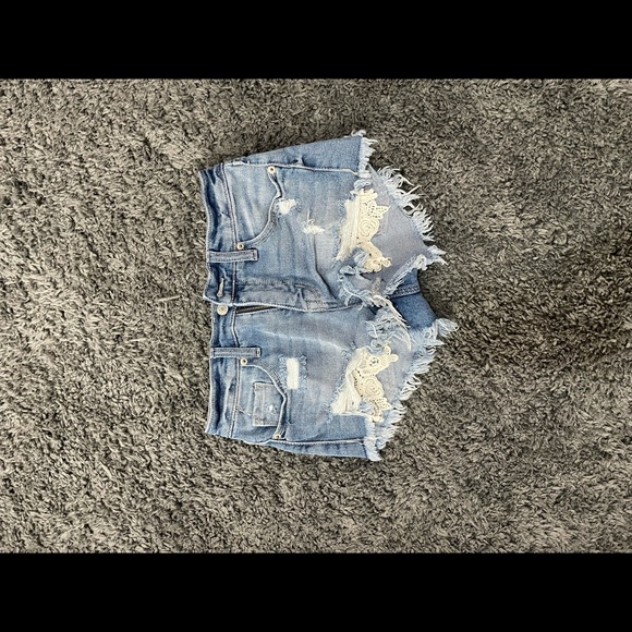 Super cute jean shorts - Picture 1 of 2